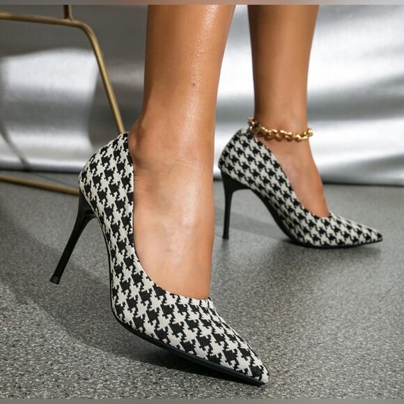 Michael Kors Dorothy Flex Black and White Calf Hair Houndstooth Pumps, Size 7 - Picture 2 of 6